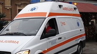 Un bărbat a murit după ce ambulanţă care mergea să ajute a rămas blocată &icirc;n noroi