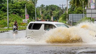 Echipele Apa Nova au gestionat, după ploaia torenţială de vineri, peste 350 de cazuri de acumulări de apă pe stradă sau în subsoluri