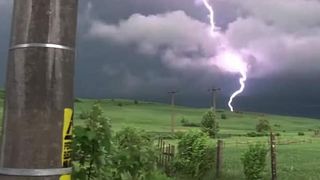 VIDEO | Ploile de vineri seară au lăsat prăpăd în urma lor