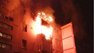 Incendiu într-un bloc de locuinţe din Reşiţa: un bărbat a decedat, trei oameni au ajuns la spital şi 24 de persoane au fost evacuate