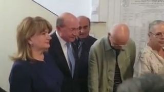 Traian Băsescu a votat, la braț cu soția! Maria Băsescu, &icirc;mbrăcată  frumos pentru atragerea energiilor pozitive?