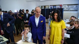 Rareş Bogdan a votat împreună cu soţia gravidă: „Am votat pentru viitorul copiilor acestei ţări” VIDEO