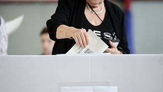 Ministerul Afacerilor Interne (MAI) a anunţat că, &icirc;n primele şase ore de la deschiderea secţiilor de votare! Au fost &icirc;nregistrate peste 570 de semnalări referitoare la posibile situaţii de vot multiplu, majoritatea neconfirmate