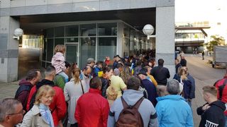 O rom&acirc;ncă s-a dus să voteze &icirc;n c&acirc;rje &icirc;n Spania! Natalia a suferit o ruptură de menisc, dar nu a dorit să rateze alegerile europarlamentare! FOTO