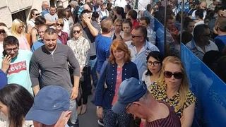 Mii de români stau la cozi în străinătate pentru a vota, temându-se că unii nu vor reuşi: "Le cerem rudelor din Romania să voteze pentru noi"