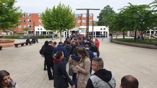 MAE, despre aglomeraţia din străinătate: Au fost situaţii punctuale c&acirc;nd au ajuns simultan cinci autocare cu alegători sau momente c&acirc;nd urnele de vot au fost umplute şi s-a aşteptat schimbarea lor