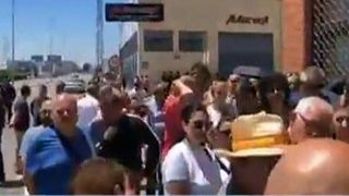 VIDEO | Scrutinul din diaspora s-a lăsat cu scandal! Romanii au fost puși să aștepte ore în șir la cozi uriașe