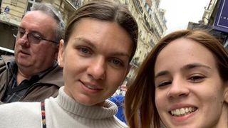 Imaginea zilei: Simona Halep la coadă la vot, la Paris! FOTO