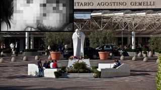 Romancă răpusă de cancer la Roma, logodnicul se aruncă de la etaj o lună mai târziu