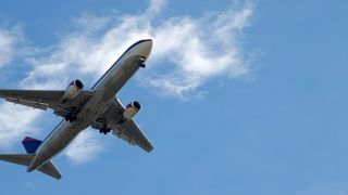 Un pasager a murit în timpul unui zbor după ce a înghiţit 246 de pungi cu cocaină