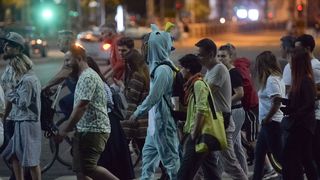 Protest în Piaţa Victoriei: Câteva sute de oameni scandează „Demisia!”