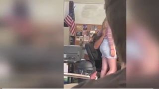 Profesor de istorie filmat în timp ce pipăia o elevă. Imaginile au ajuns pe internet