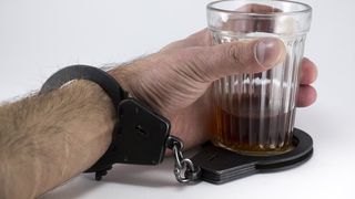 Caz înfiorător în Argeș. Bătut și batjocorit chiar de colegul său de pahar