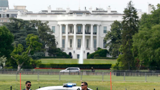 Un barbat a încercat să-și dea foc în apropierea Casei Albe 