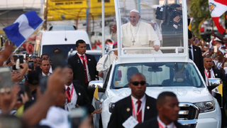 Papa in Romania 2019. Veşmintele pe care le va purta la Bucureşti şi Şumuleu Ciuc