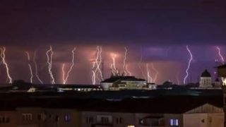 VIDEO | Mii de fulgere pe cerul Capitalei. E cod galbeni de furtuni în aproape toată țara.