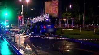 Accident &icirc;n București. O mașină a ajuns &icirc;ntr-un chioșc de ziare, iar alta a pus la păm&acirc;nt mai mulți st&acirc;lpi de protecție