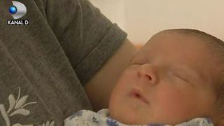 VIDEO | Tot mai puțini bebeluși