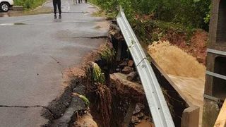 S-a rupt pământul. 34 de localităţi afectate de viituri şi inundaţii 