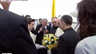 Papa în România 2019. Cine sunt cei doi copii români care l-au întâmpinat pe Papa Francisc cu flori pe aeroportul din Otopeni