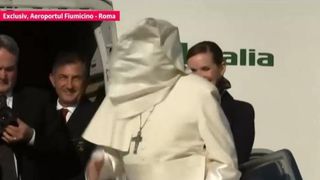 Papa în România 2019. Moment amuzant la urcarea Papei Francisc în avionul care îl aduce în România