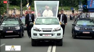 Papa în România 2019! Surpriză la București: Papa Francisc nu a mai luat Papamobilul-Duster! Sanctitatea Sa a preferat o ”japoneză”
