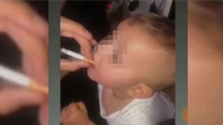 Revoltător. O mamă i-a dat să fumeze copilului ei în vârstă de doar 11 ani. Ce s-a întâmplat cu micuțul după câteva fumuri trase