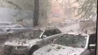 Imagini catastrofale cu furtuna din Sălaj, după codul roșu de grindină. A plouat cu "pietre" din cer. Fenomen bizar surprins pe camerele video