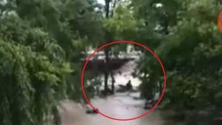 VIDEO | Imagini de groază! Momentul &icirc;n care o mamă şi patru copii sunt luaţi de viitură &icirc;n Prahova