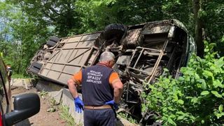 VIDEO | Autocar cu 29 de copii răsturnat între Râşnov şi Predeal. A fost activat planul roșu de intervenție