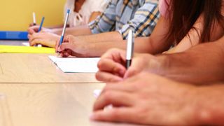 Bacalaureat 2019. Doi elevi au fost eliminați de la prima probă, după ce au fost prinşi cu telefonul mobil asupra lor!