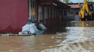 VIDEO | Potop &icirc;n jumătate de țară. Multi oameni s-au trezit cu apa p&acirc;nă la genunchi