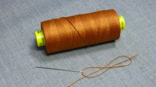 Un bărbat din județul Botoșani și-a cusut singur un testicul, pe viu, în fața oglinzii, cu ac și ață de papiotă