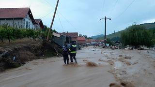 Ajutor pentru familiile ale căror case au fost distruse de inundaţii