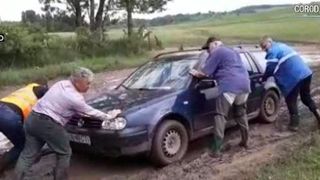 VIDEO | Terorizați de ape. Mașină din convoiul unui ministru, &icirc;mpotmolită &icirc;n noroi