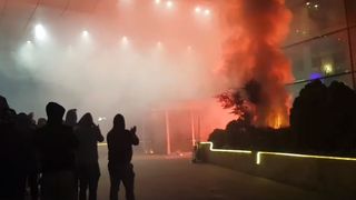 Hotelul lui Negoiţă incendiat. Suporterii dinamovişti s-au revoltat &icirc;n miez de noapte - VIDEO