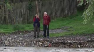 VIDEO | Izolați de lume, după inundații