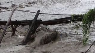 VIDEO | Rom&acirc;nia, măturată de viituri