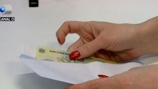 VIDEO | Medic filmat în timp ce dă șpaga înapoi