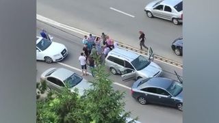 Comportament inuman! Un şofer din Galaţi a târât pe şosea un câine legat de maşină