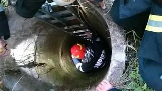 Un bărbat şi-a aruncat mama &icirc;ntr-o f&acirc;nt&acirc;nă. Ce au descoperit poliţiştii