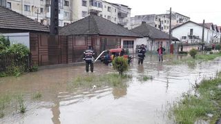 Peste 150 de copii de la o grădiniţă din Bascov, evacuaţi cu microbuzul şcolar din cauza inundaţiilor
