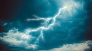 Weekend cu frutuni şi ploi. Avertismentul meteorologilor