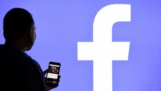 Facebook suspendă preinstalarea aplicaţiilor sale pe telefoanele Huawei