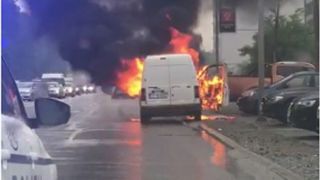 Mașină în flăcări pe un bulevard din Constanța