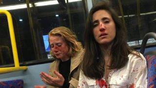 Două tinere agresate &icirc;n autobuz. "Ne-au cerut să ne sărutăm şi ei să se uite cum o facem"