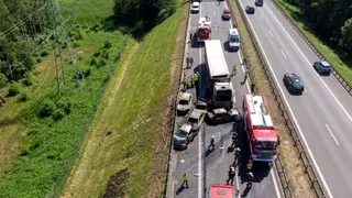 Carnagiu pe autostradă. Un camion a intrat &icirc;ntr-o coloană cu mașini