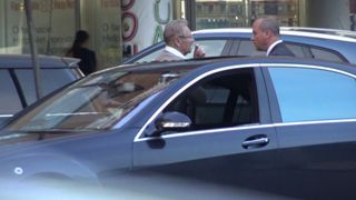 Imagini fabuloase cu fostul președinte al Rom&acirc;niei &icirc;nconjurat de o liotă de SPP-iști! Toată lumea &icirc;l dădea dispărut pe Emil Constantinescu, dar noi l-am surprins la&hellip; cumpărături VIDEO EXCLUSIV