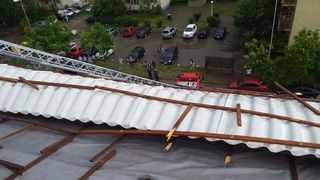 Un bloc din oraşul Focşani a rămas fără acoperiș