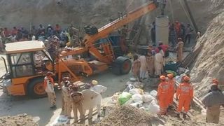 Un copil &icirc;n v&acirc;rstă de doi ani, căzut joi &icirc;ntr-un puţ dezafectat, găsit mort